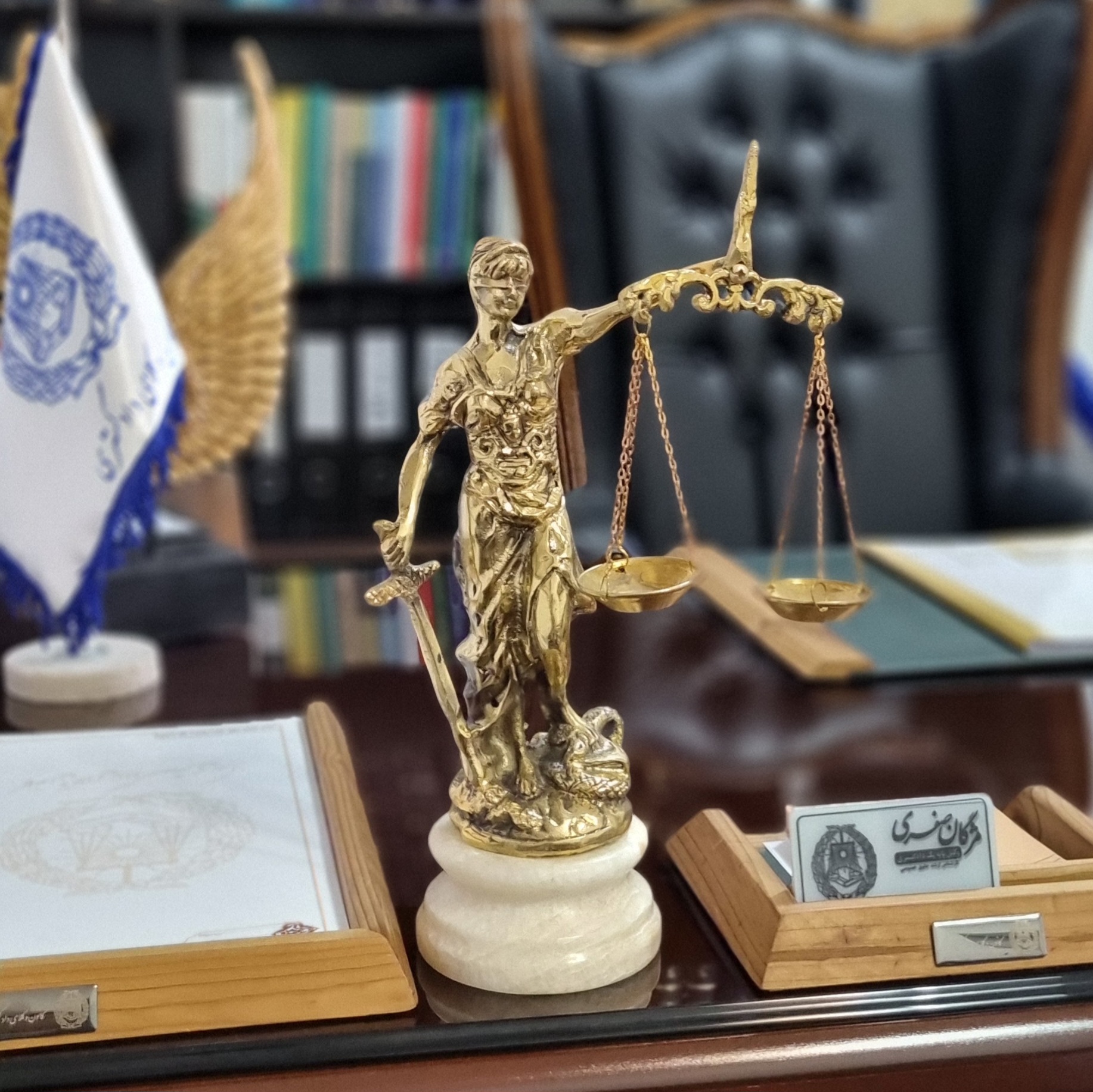 مجسمه فرشته عدالت برنزی